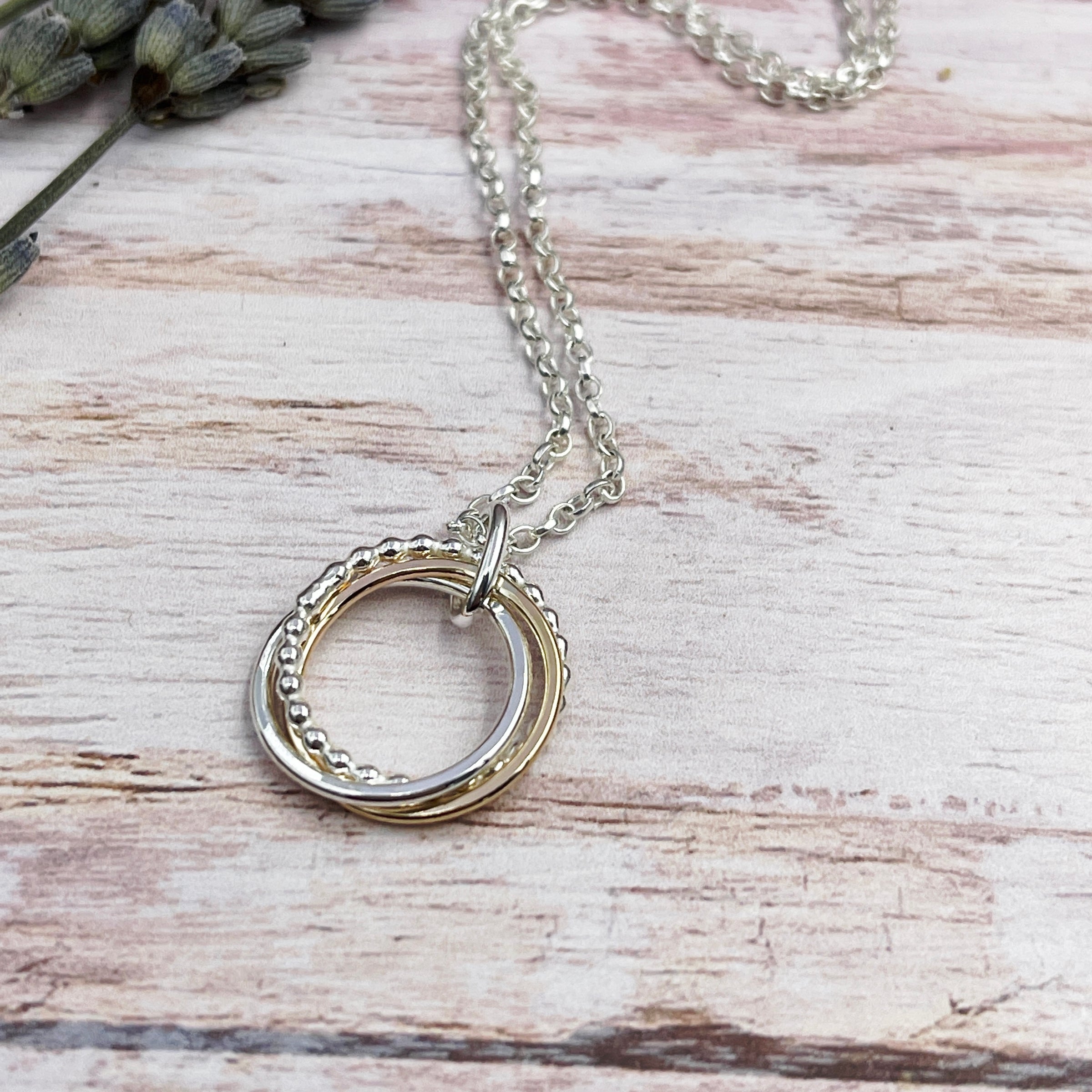 Halskette mit 3 kleinen Ringen aus verschiedenen Metallen