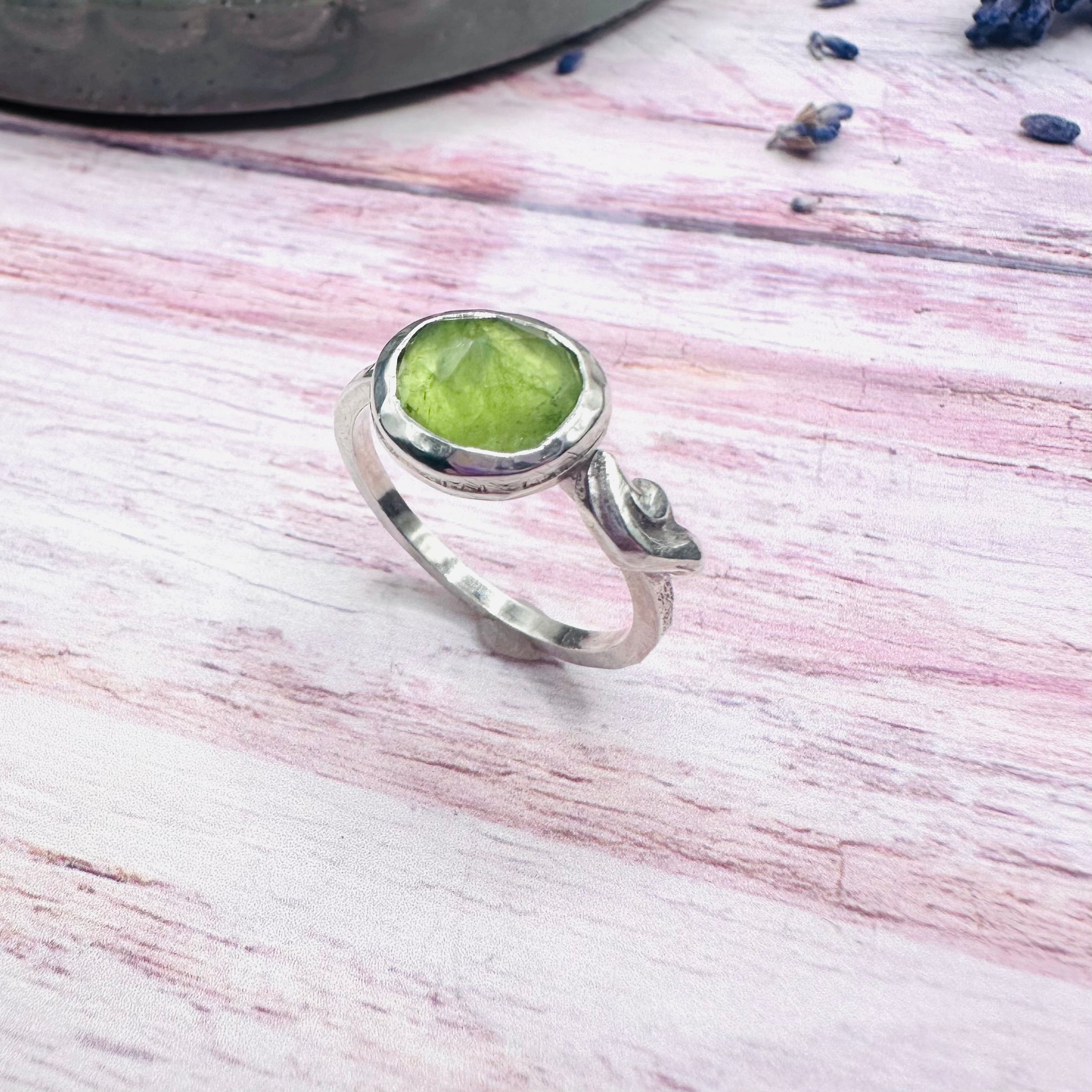 Peridot-Blümchenring