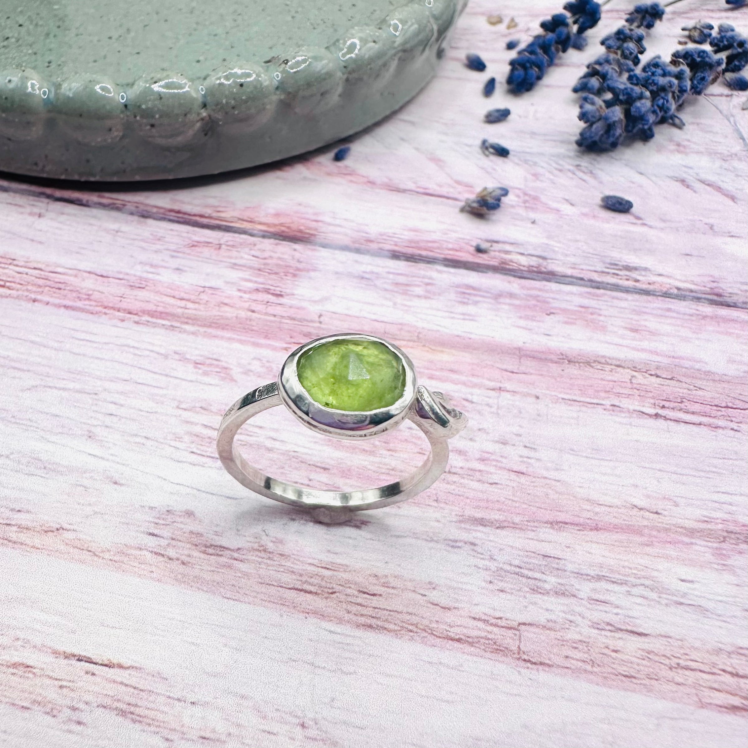 Peridot-Blümchenring