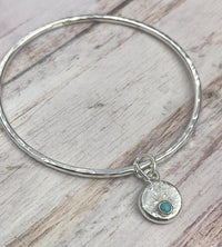 Armreif mit türkisem Edelstein-Charm – gestempelt – SOFORT BEREIT