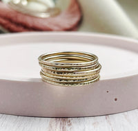 Strukturierter Ring aus 9 Karat Massivgold 